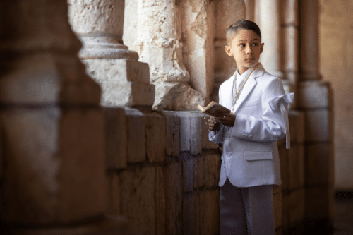 Niño vestido de comunión en iglesia