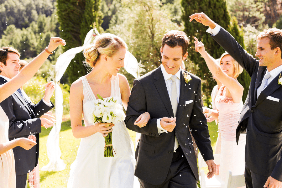 Novios celebrando su boda